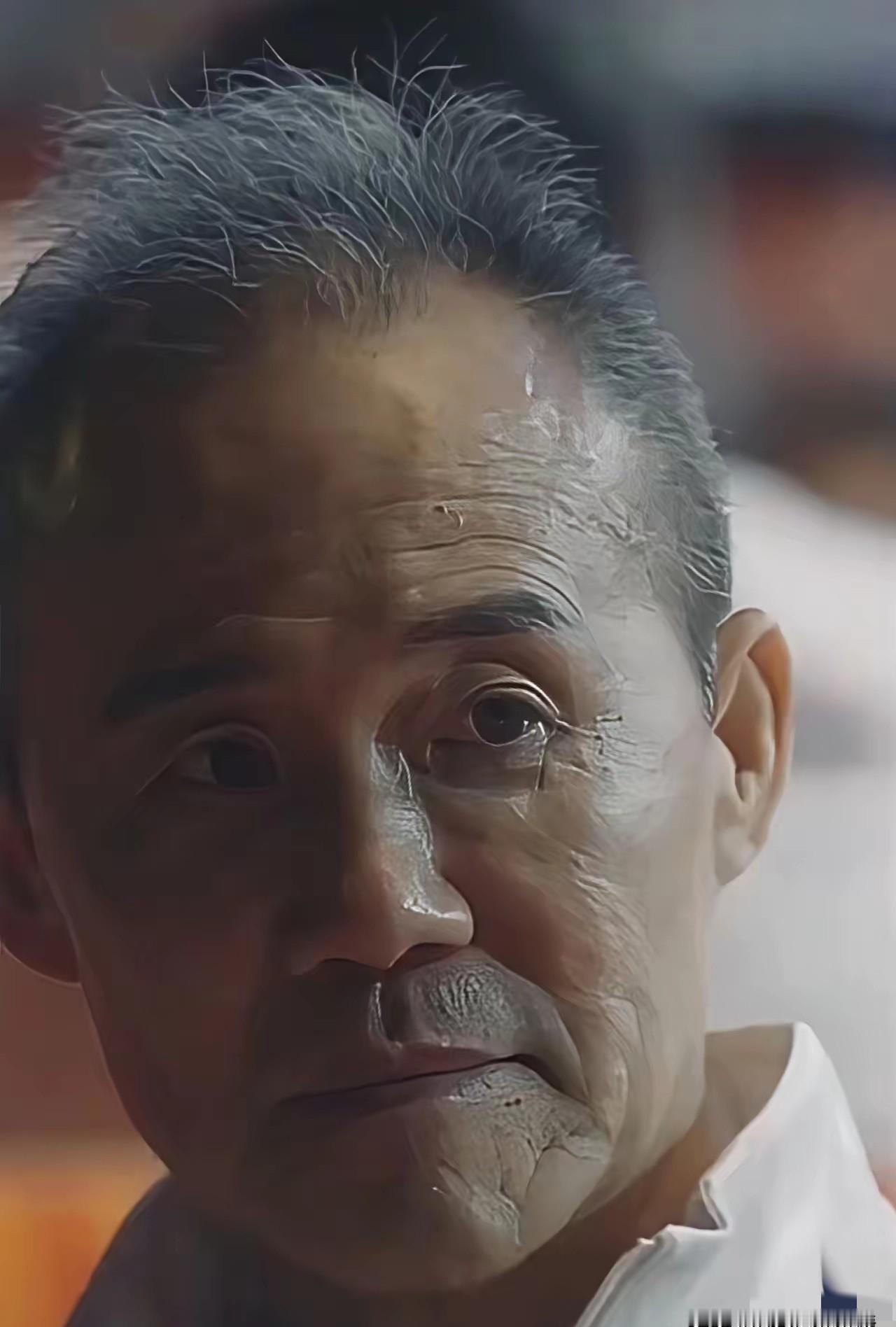 聪明女人用情绪价值绑定男人。而有的女人，靠孩子。商业活动合影环节，所有人都在