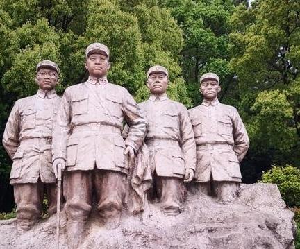 1942年，新四军26团陷入日军重围，眼看已经无路可突围，团长准备和敌人殊死一搏