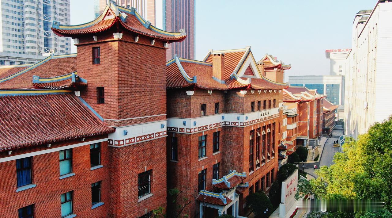 花季年华，太让人心疼了。一个孩子从呱呱坠地到读到研究生，父母要熬十几年、二十几