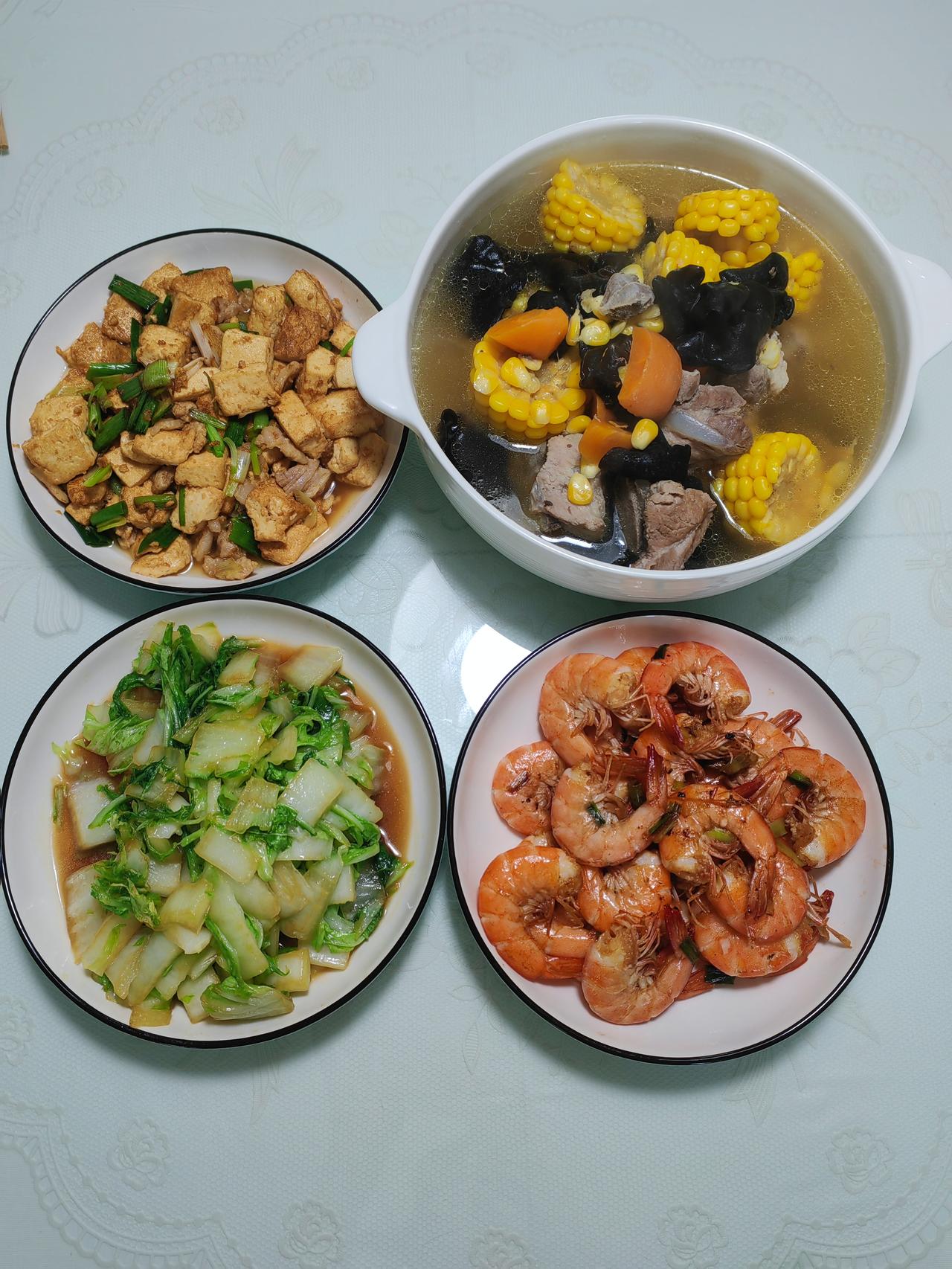 周末在家，我跟老公的一天。我是一个“忙”字，他是一个“静”字。反差好大啊！好