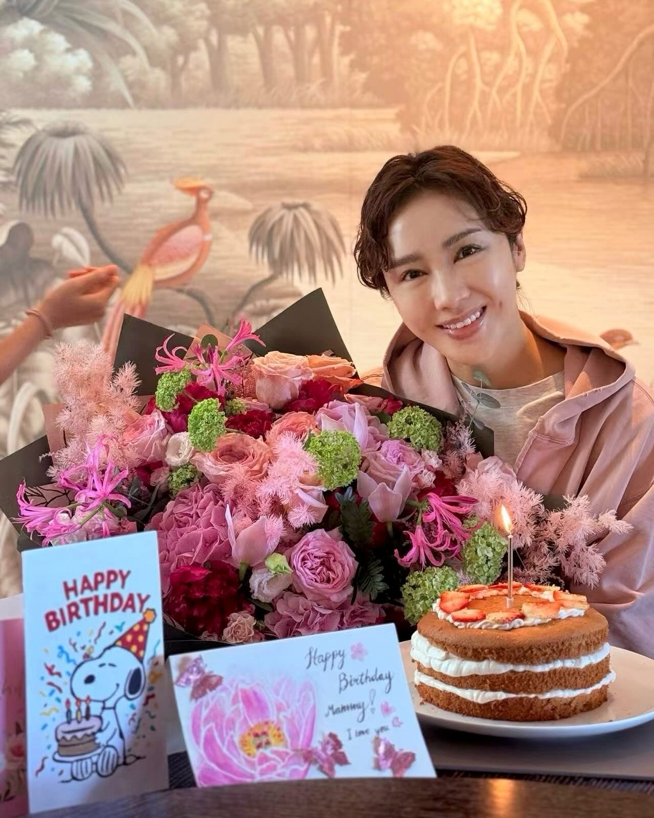 黎姿54岁生日，蛋糕和生日卡是女儿亲手做的。🎉​​​