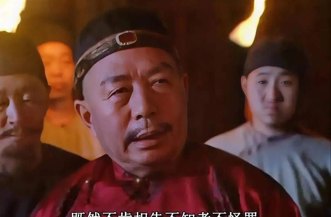 在《雍正王朝》里，为什么四爷路过江夏镇时不亮明身份？因为他们是微服出巡，扮演的