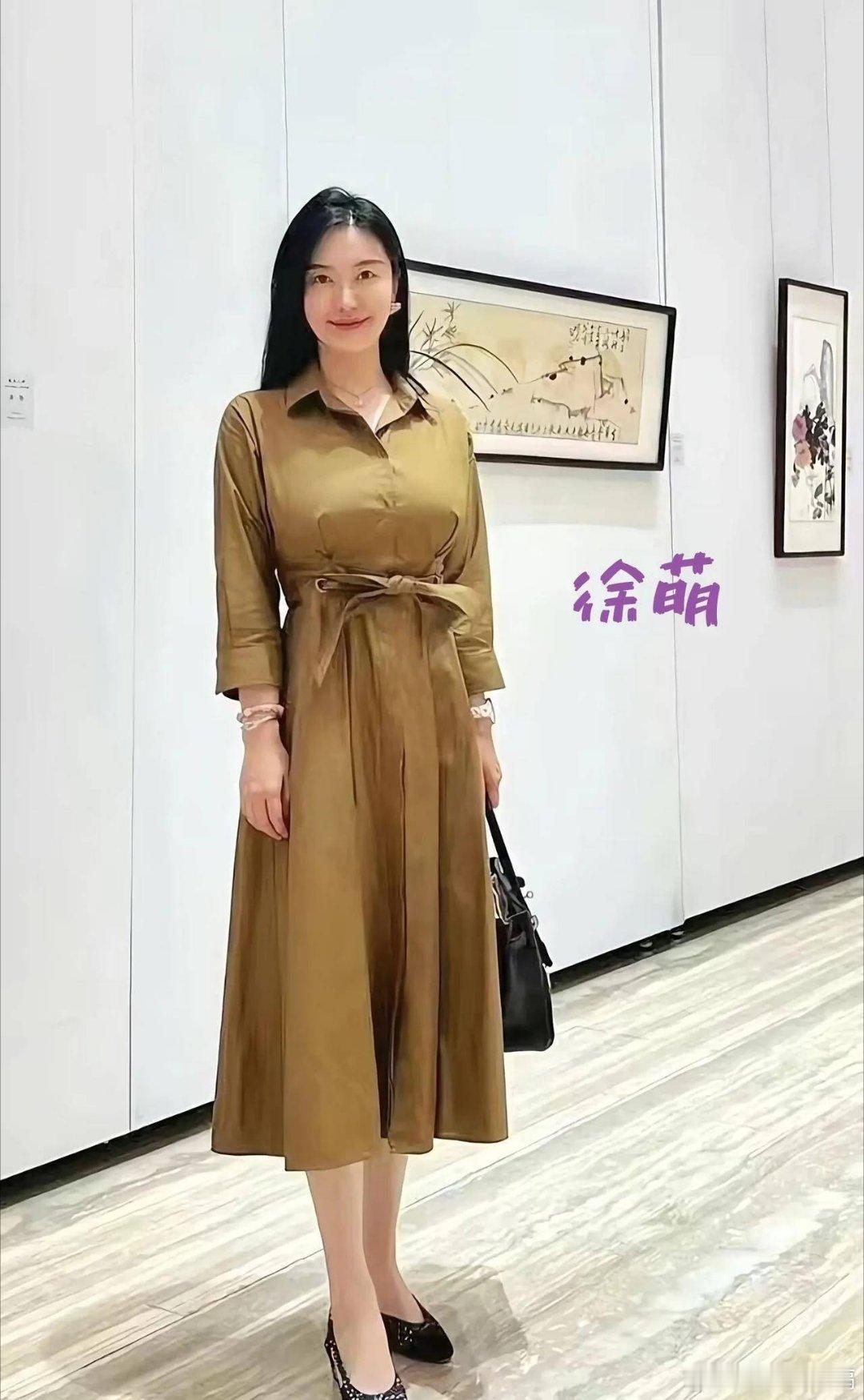 凤凰新闻【范曾第四任妻子不简单啊】此女子名叫徐萌，中国著名书画家范曾的第四任妻子