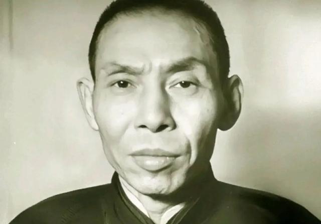 1951年，63岁的杜月笙生命垂危，他让女儿去银行取来一个保险箱。家人以为老人要