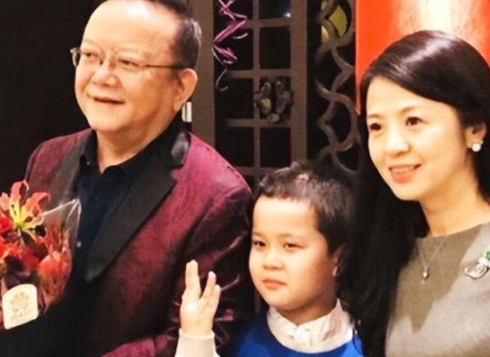 2006年，58岁的王刚三婚娶了小他20岁的郑艳东。新婚之夜，王刚对郑艳东说：“