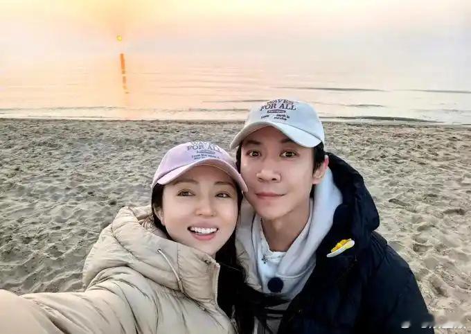 董璇真的好有钱，带张维伊去自己2017年在阿那亚买的别墅，别墅空间超级大[笑着哭]