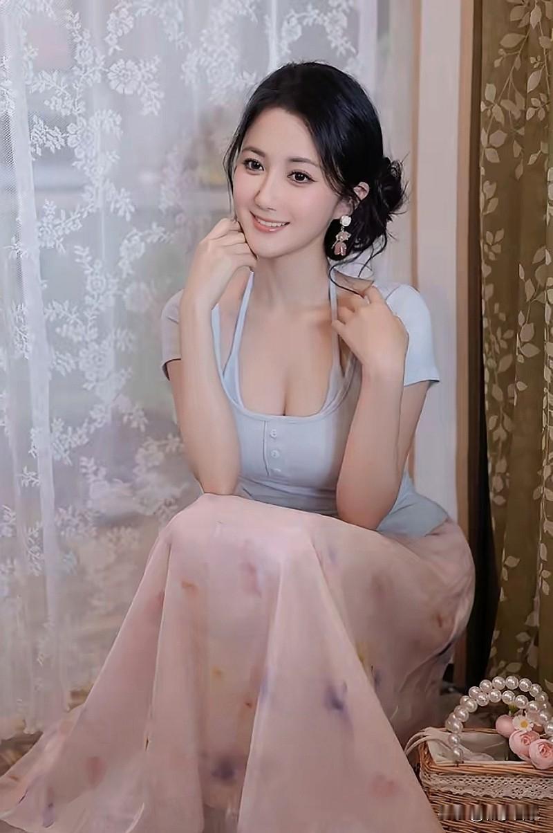 温柔甜美的少女，粉色纱裙与白色蕾丝窗帘相映成趣，宛如童话中的公主。记录生活，随手