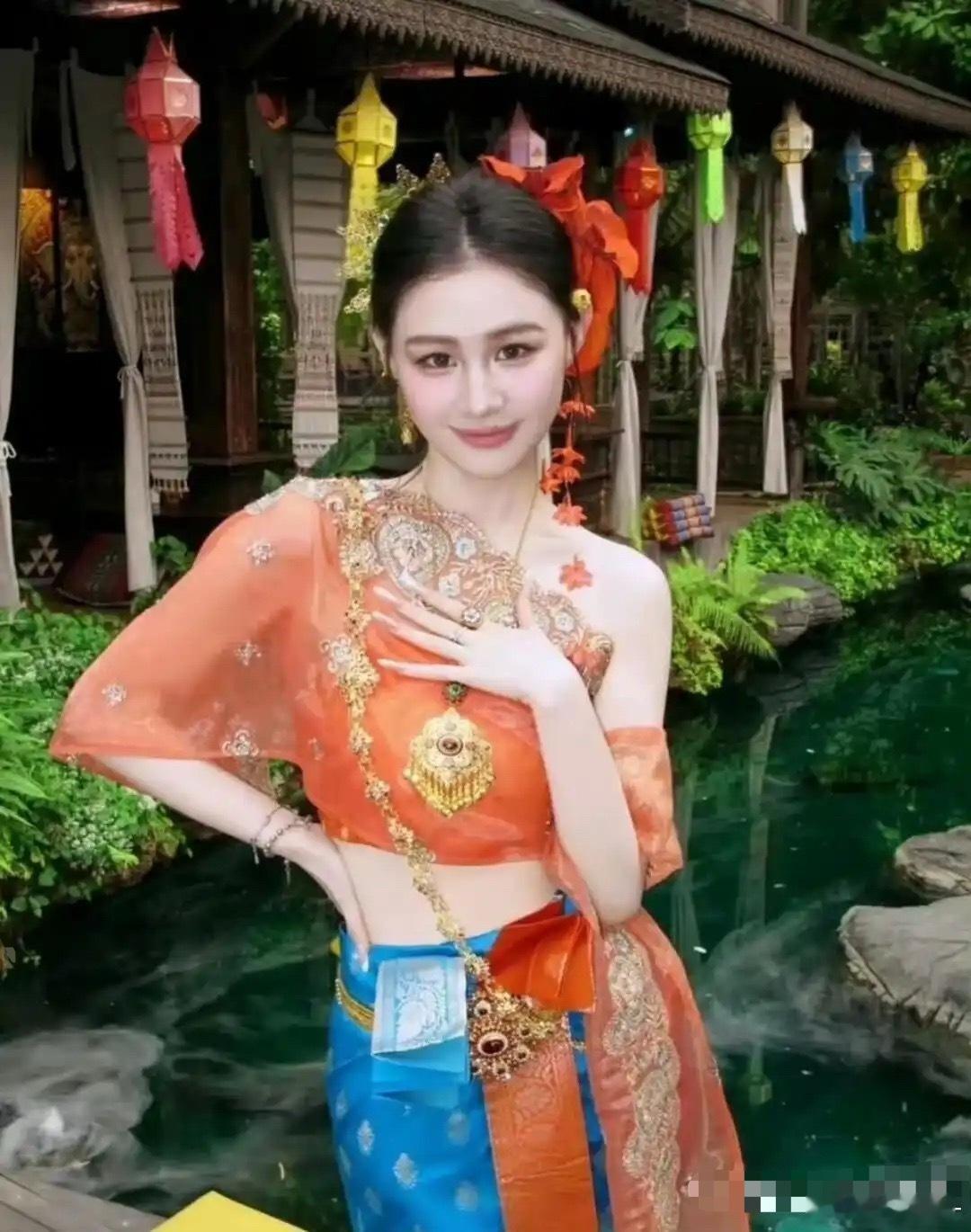 金靖瘦了之后五官都清晰了，现在眼睛好大