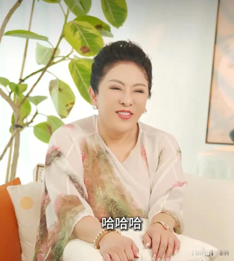 向太，她不傻！都知道她和向华强是二婚，向华强和前妻丁佩分居以后一年，向华强追求