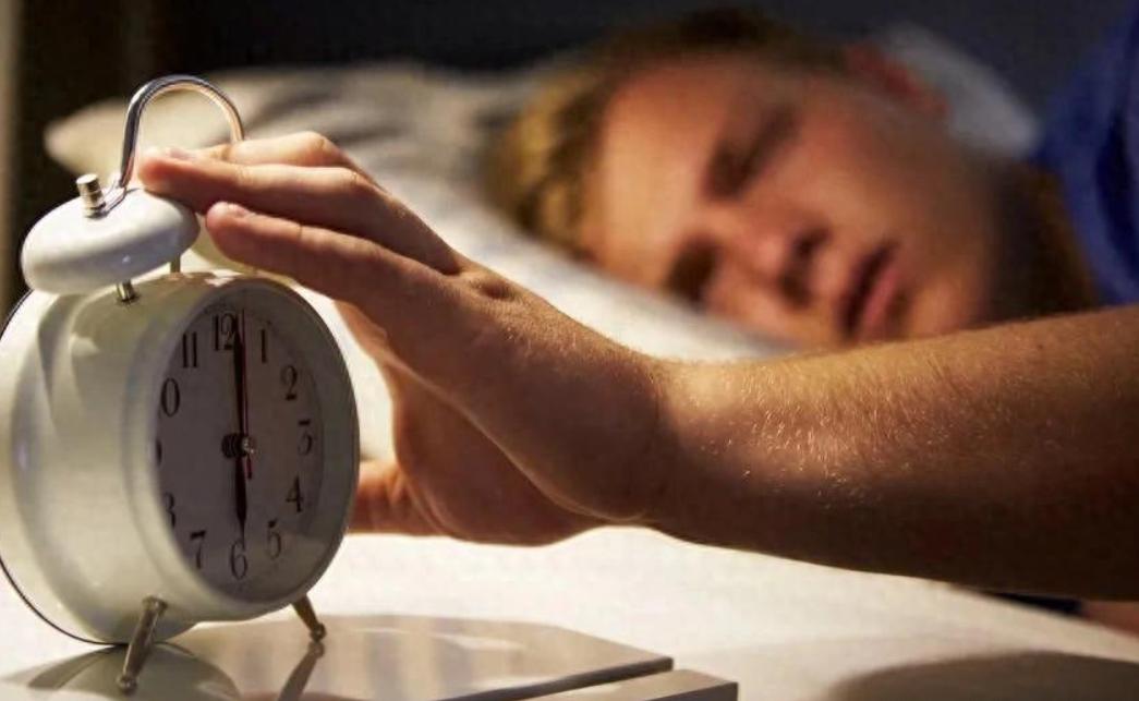 早晨有这2个表现，大概率是空腹血糖高了！5招帮你降空腹血糖早上起床，嘴巴干得