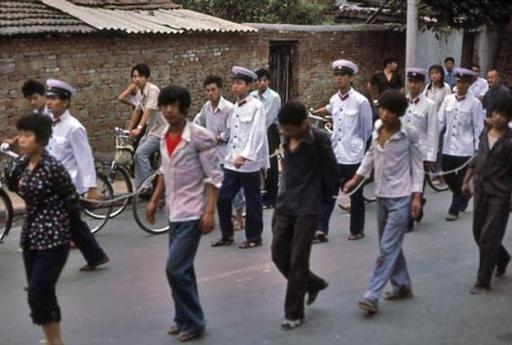 太震撼！1983严打中，上海2400多名重刑犯被集体西迁。出发前直接注销城市户口