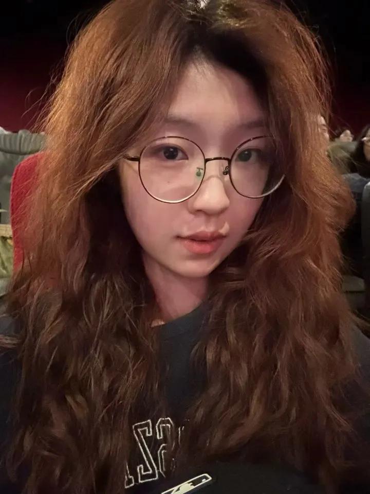 一枝红杏出墙来了素颜这样，喜欢吗