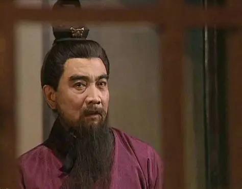 195年，曹操遭到了袁术手下的追击。为了保护他，同行的好友秦邵故意放慢脚步，让自