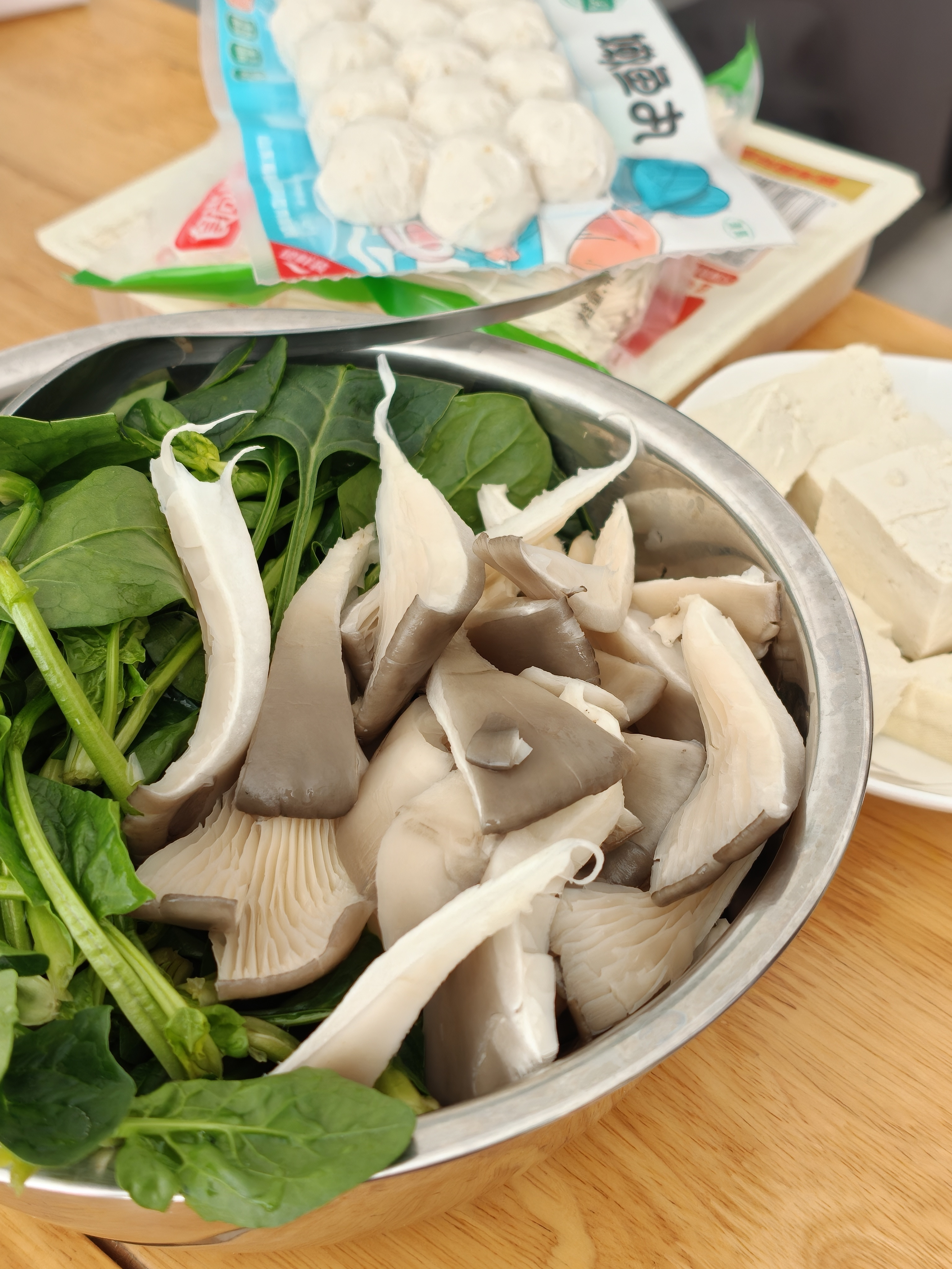 今天吃火锅！隔壁大哥给了一大碗小酥肉，香