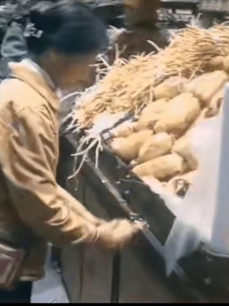 活久见，大妈超市磕藕节！抠几毛钱丢体面，真的划算？超市生鲜区的一幕，让网友吵翻