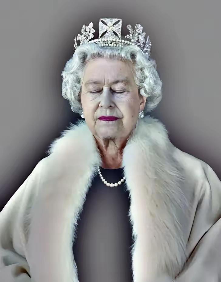 2022年，英国女王死后遗体既没火葬也没土葬，而是将遗体放在百斤重的铅制棺材中，