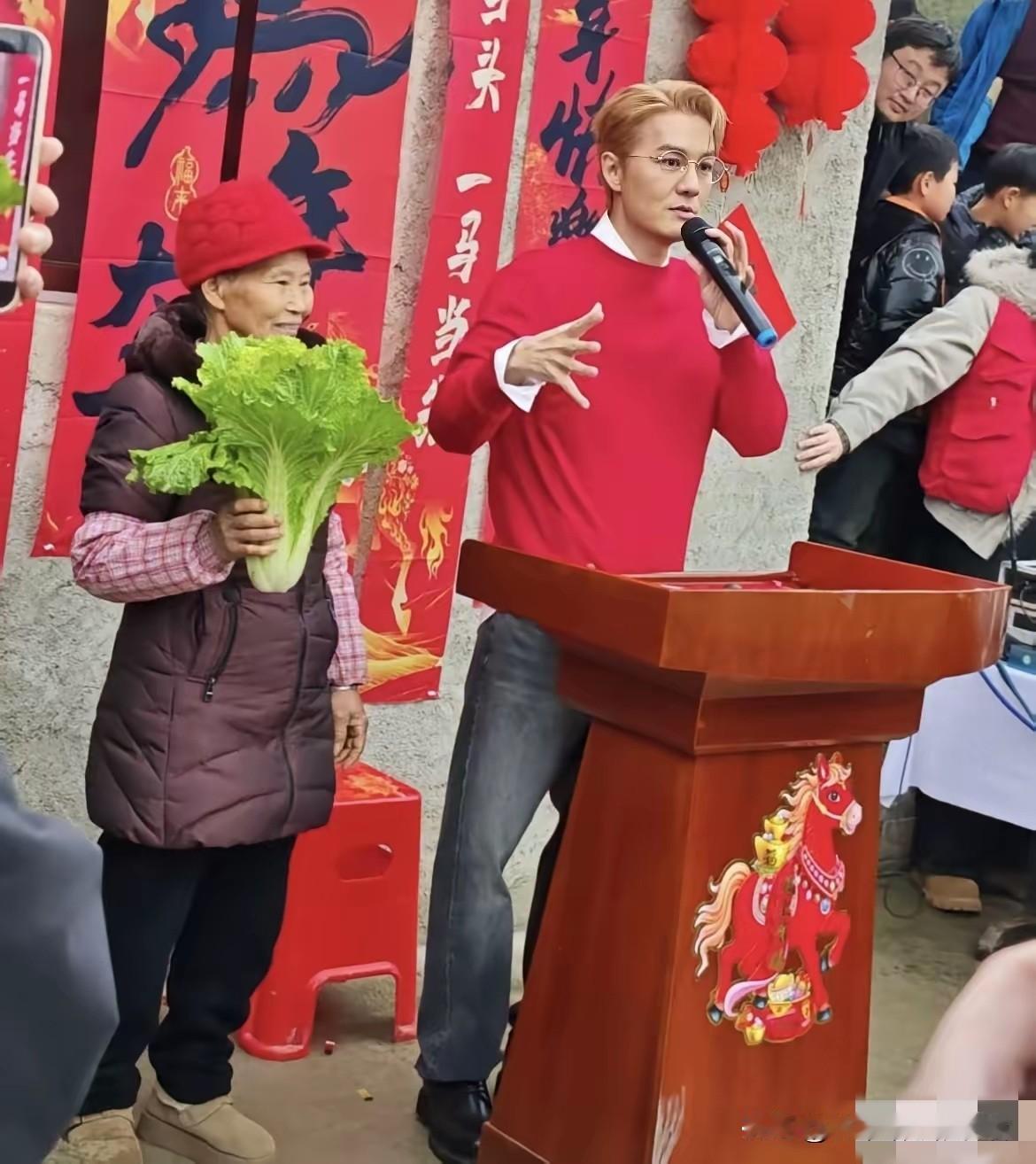 喜从天降，吴克群帮农户卖三万斤菜，不是因为他想炫耀，而是因为他觉得要做有意义