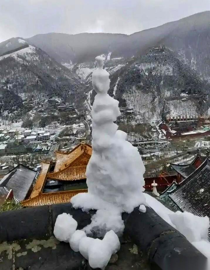 零下25度。朋友傍晚刚在五台山顶上给我甩过来几张照片。我隔着手机屏幕，都感觉