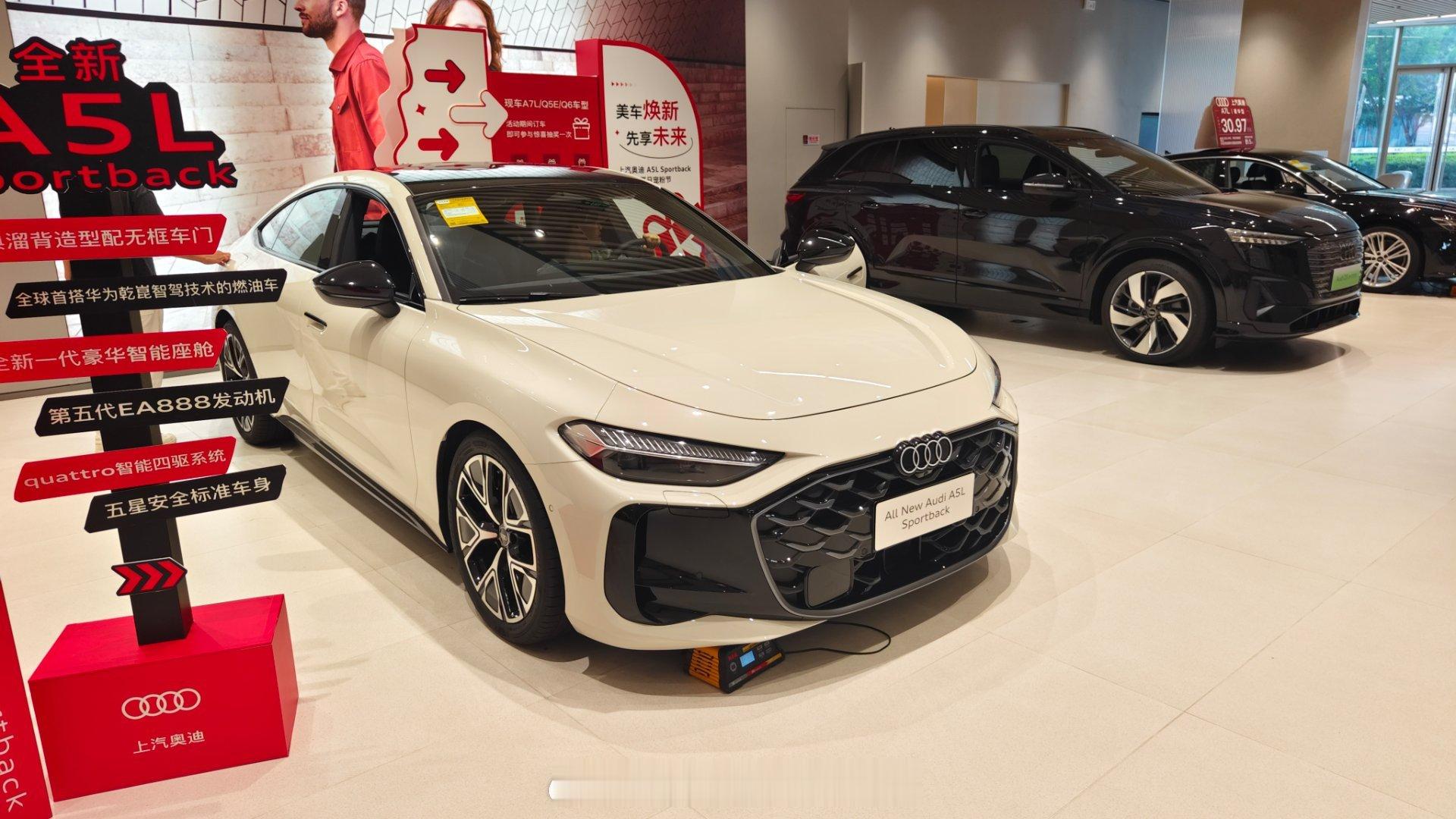 今天去看了上汽新A5L，如此好的车，真的让店面给搞拉了，店里就我一个看车的人，没