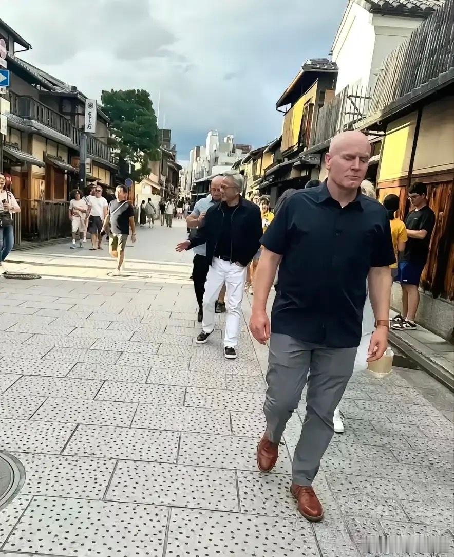 63岁英伟达总裁黄仁勋在美国旧金山街头被偶遇，他的穿衣打扮挺时尚的，脚上穿的鞋是