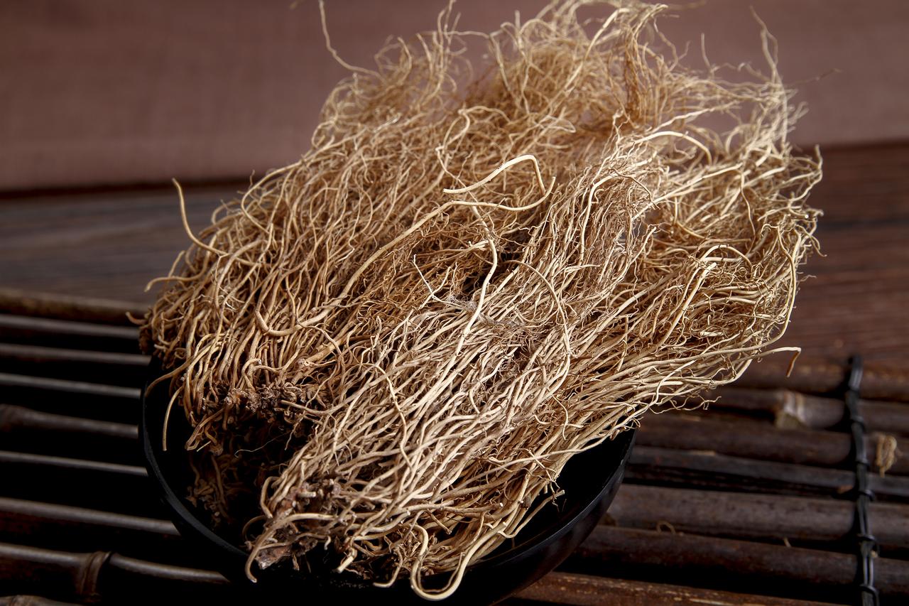 中医有两个止痛绝招，细辛治寒痛，芍药治挛痛，造福人间无数一、细辛：温通经络