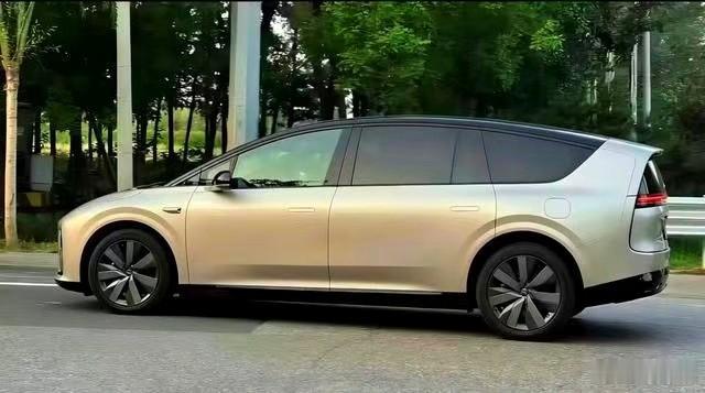 理想旗舰纯电SUVi9测试车现身街头，车身庞大，车长超5.2米，轴距至少3米，