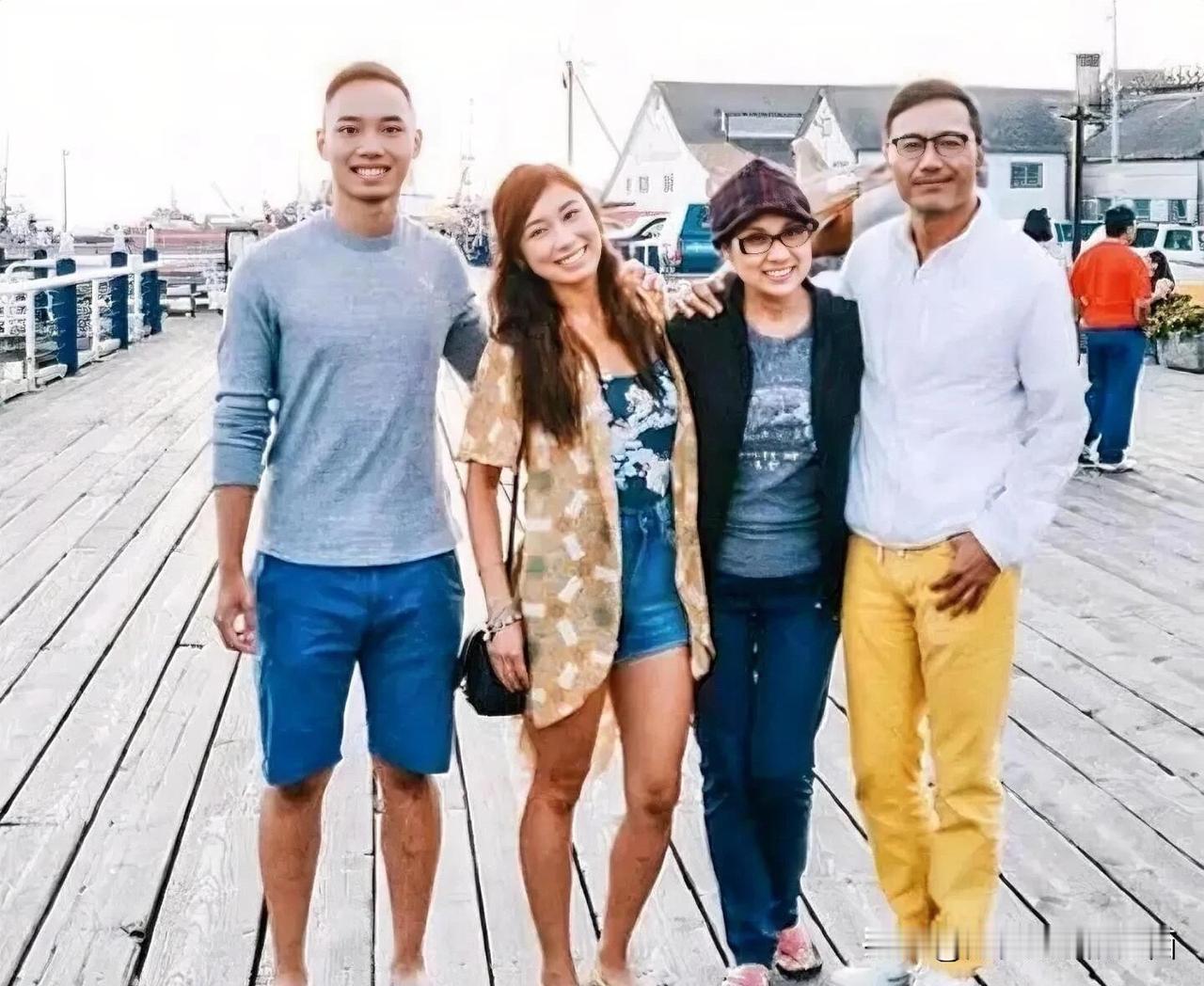 67岁的苗侨伟带着一家人出去游玩时留下的这一张合影，感觉他依旧那么帅气，是一代人