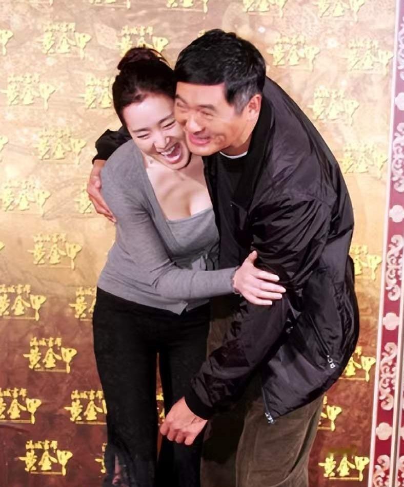 张艺谋的手，在红毯上出卖了他。当周润发张开双臂，结结实实抱住巩俐时，张导的身体