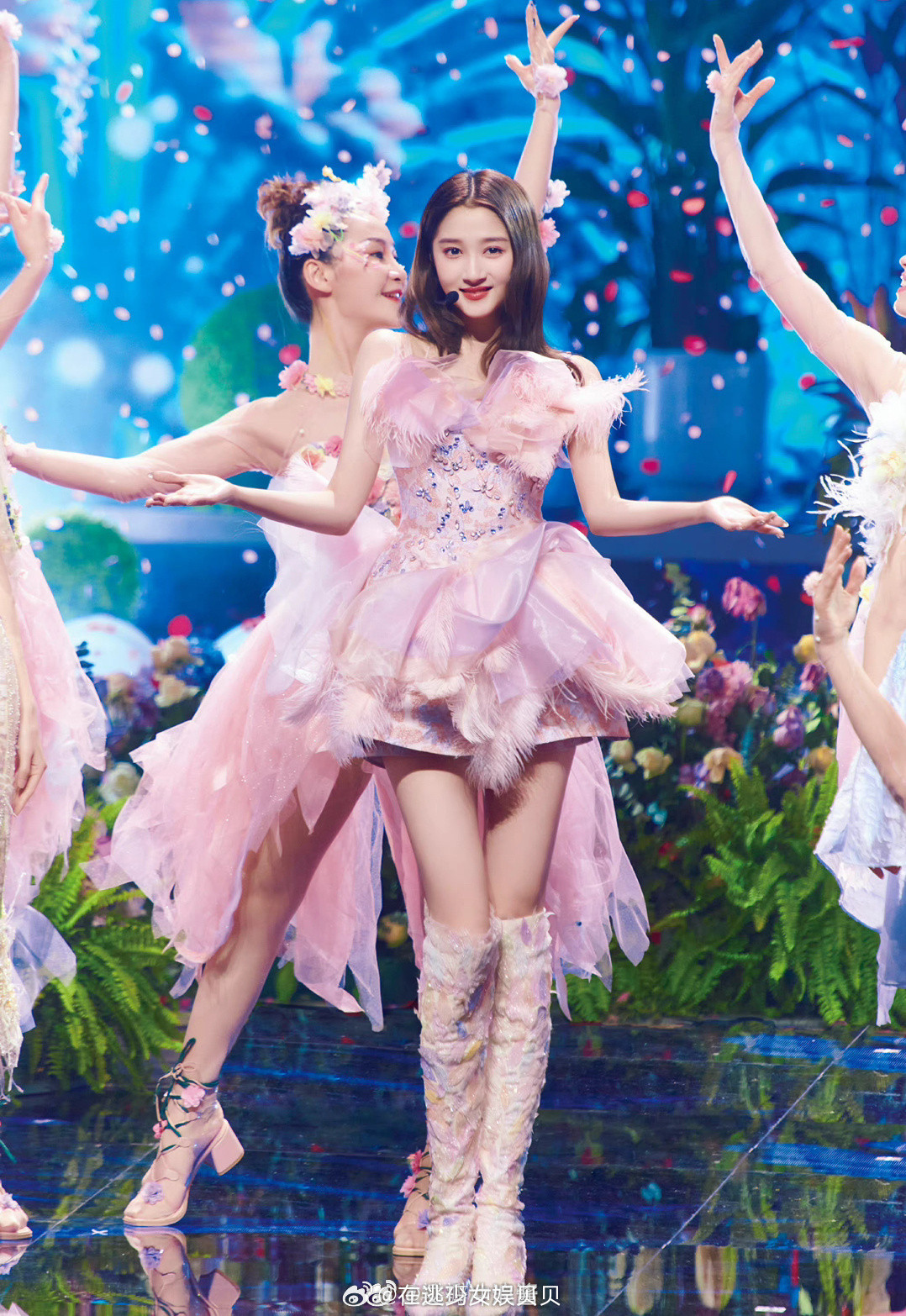 关晓彤其实有出圈过的造型来着，小🍠好评最多的就是这一套