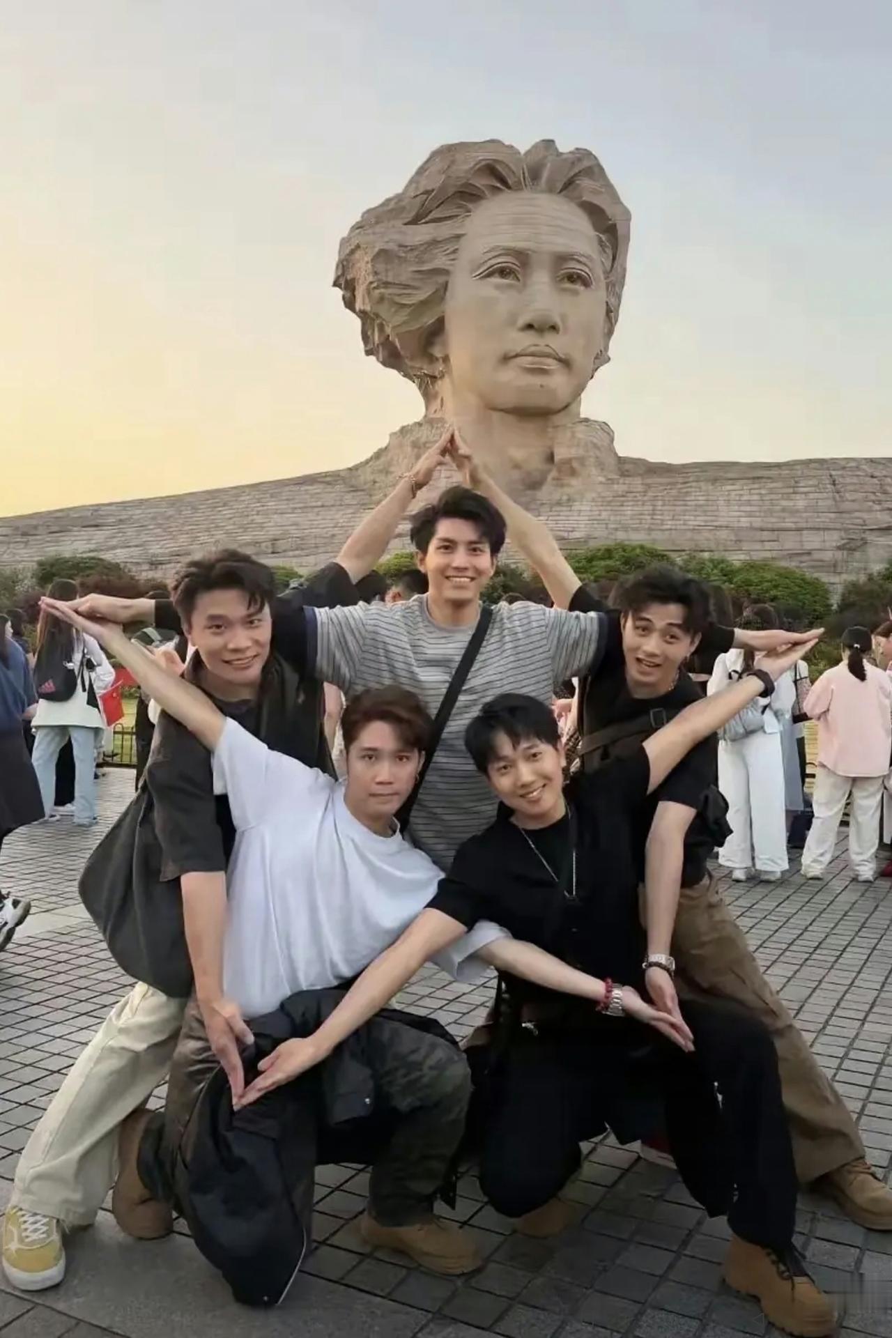 今天上午先发了“男款”的人摆“五角星”，今天傍晚有网友发了“女款”的人摆“五角