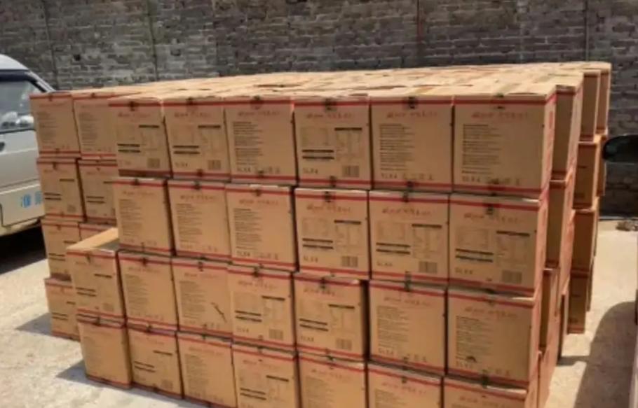山东临沂，一女子给中石化员工转16万，买了400箱花生油，装车后出门时，却被仓库