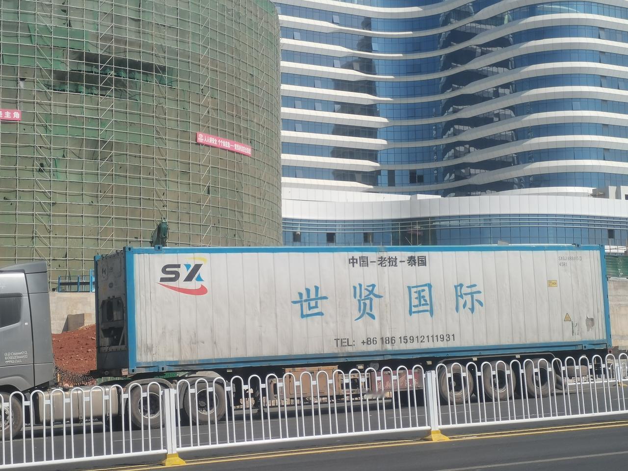 在昆明碰到过好多这种大货车（货柜式），从昆明开到目的地泰国等东南亚国家。为什么