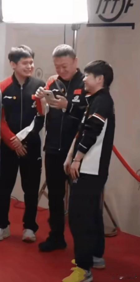 他们三个，究竟是谁给谁逗笑的。关键是两个不爱笑的人，笑得如此开怀，那个莎宝竟笑