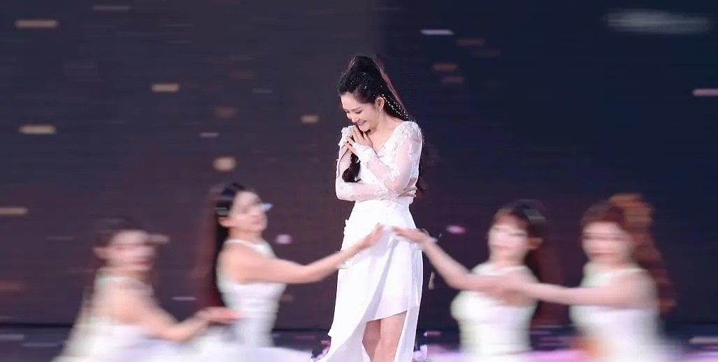 谢娜在《乘风2025》乘团夜啥都敢说哟！姐姐们在呼仑贝尔大草原直播已经很