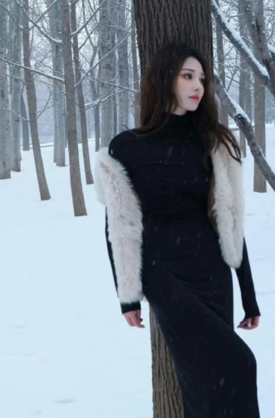 被宋妍霏的波点造型美晕！新歌《CAMERAREADY》MV里，Y3K风格搭配梦