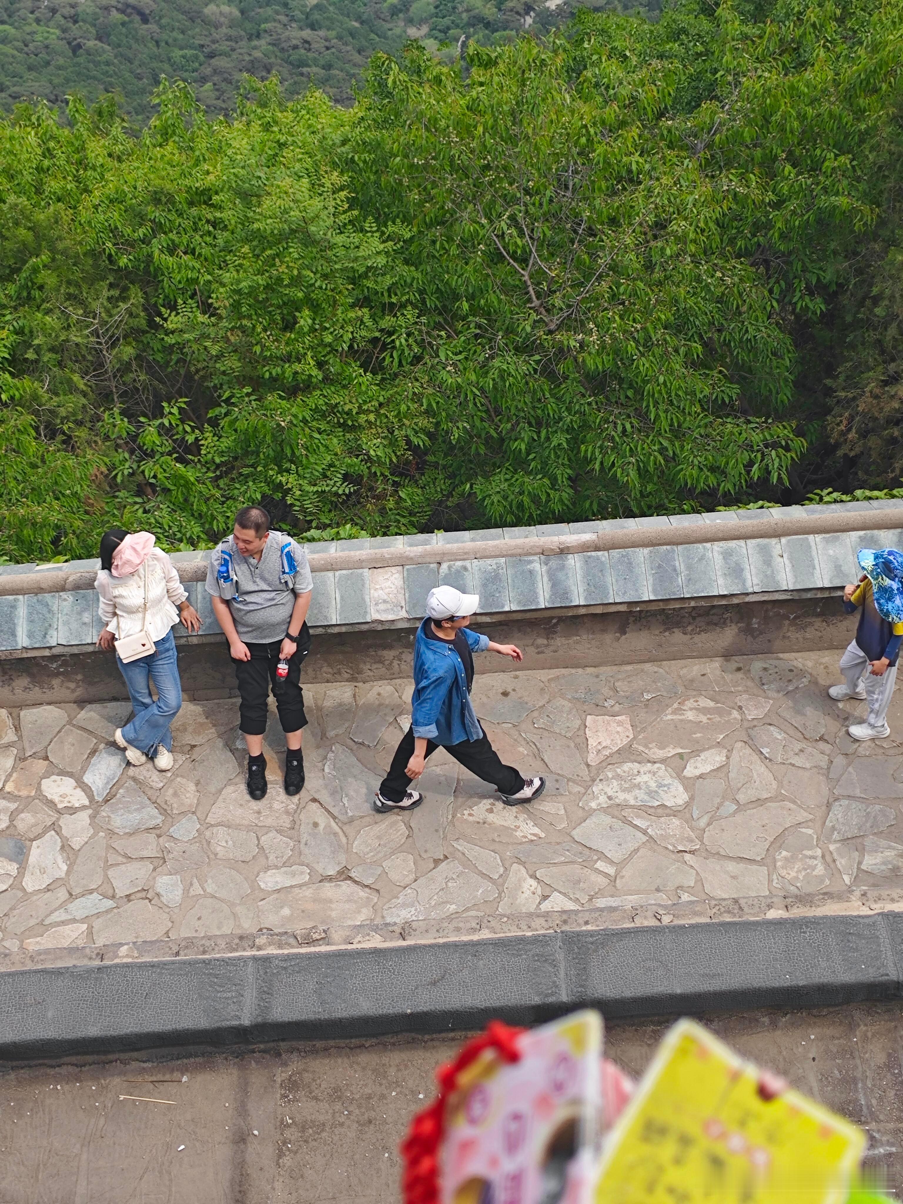 偶遇吴京谢楠一家爬香山吴京谢楠11岁儿子身高偶遇吴京谢楠一家爬香山，11岁吴所