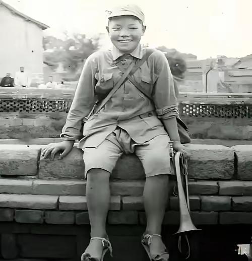 1942年，16岁的八路军小战士宋双来，在送信回去途中，遭遇了日伪军的骑兵。情急
