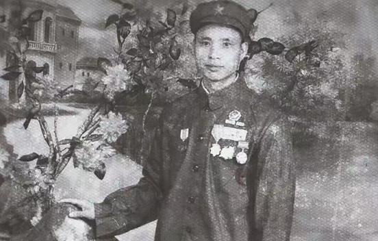 1951年，志愿军战士缴获了一挺新机枪，带到战场上却发了愁，没想到美军的机枪还“