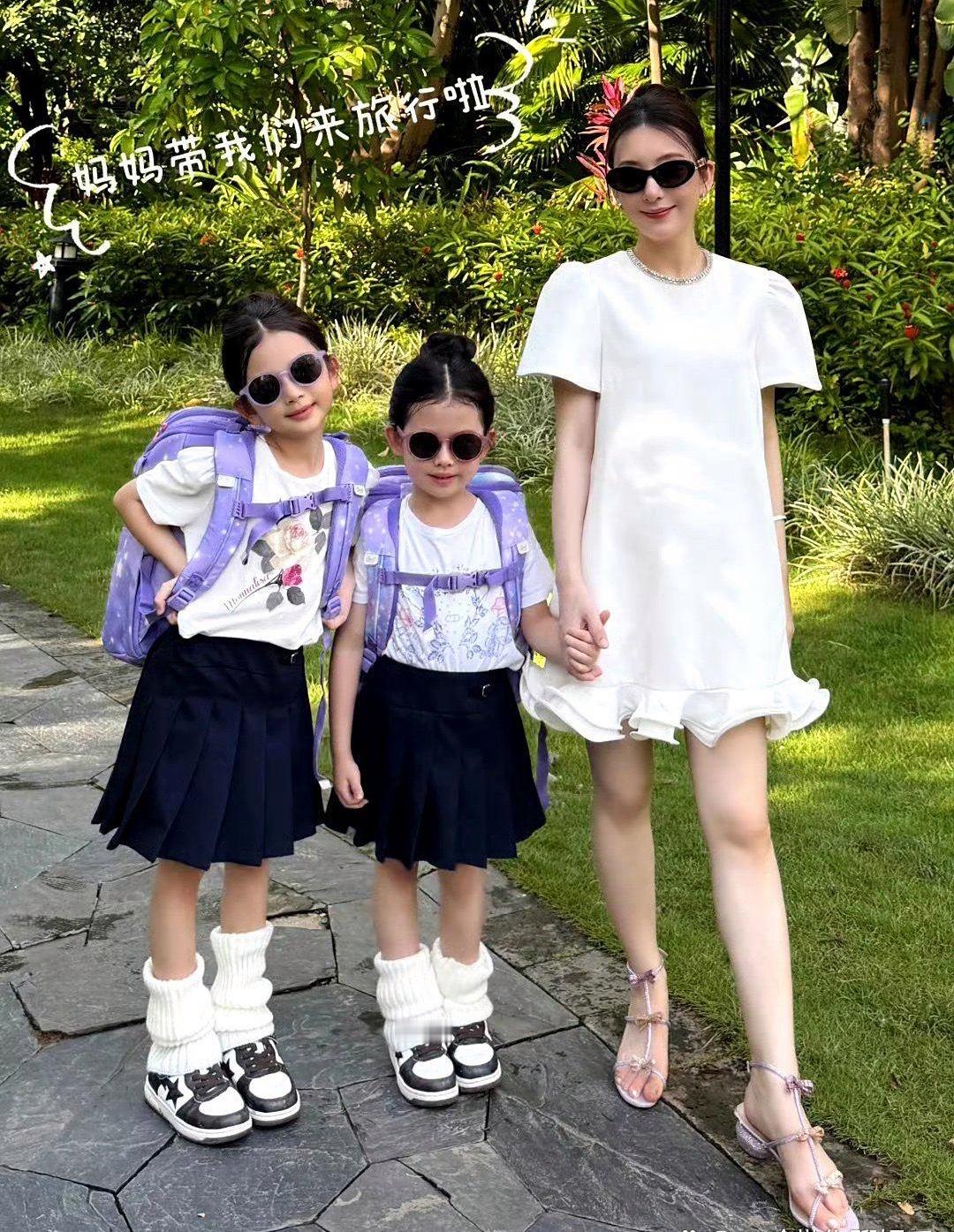 方媛带两个女儿去西双版纳玩，两个女儿首露脸，真的很漂亮，大女儿很像妈妈方媛，小女