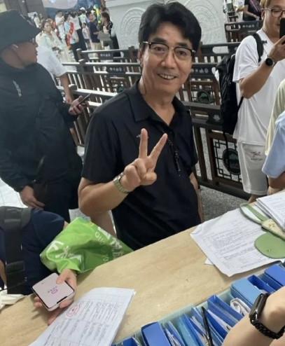 61岁范明到贵州小七孔游玩，穿洞洞鞋和长筒袜打扮的很潮！