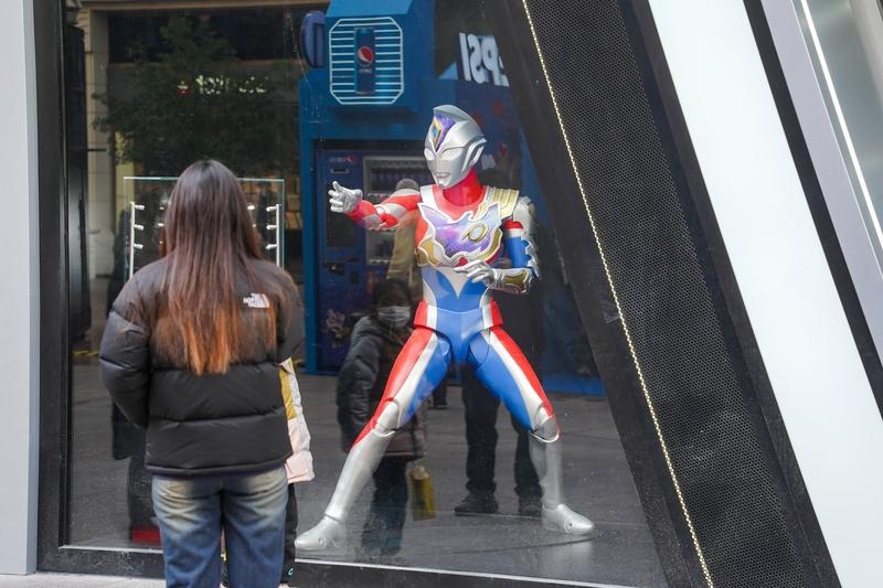 南阳人口就这么些，而且低收入群体占比较大。新开的商场热闹非凡，其他商场却冷冷清清