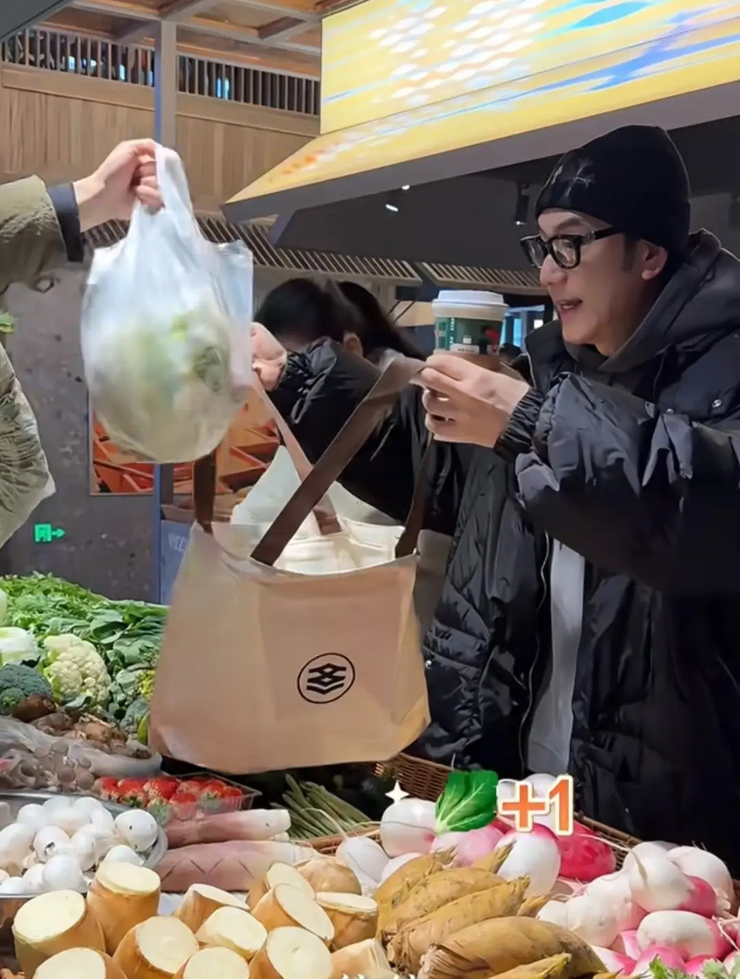 林依轮下厨为老婆54岁庆生林依轮亲自下厨为老婆54岁庆生林依轮那可是亲自钻进