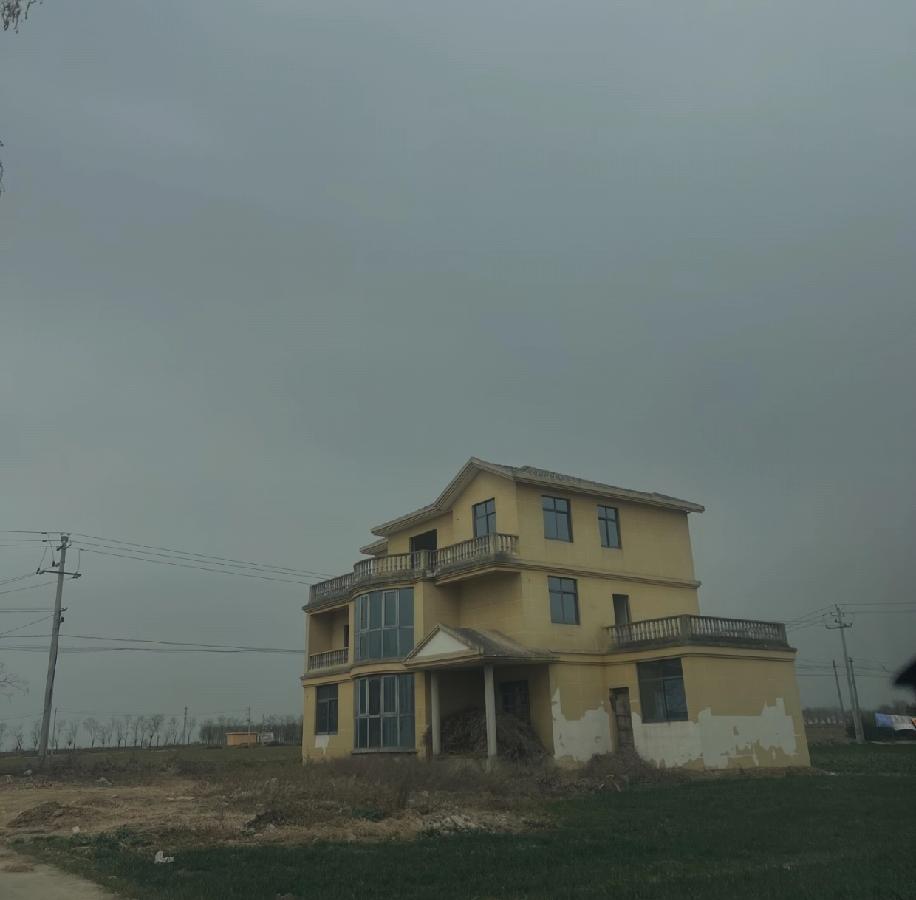看着村里那栋刚盖好不到两年的别墅，如今院墙斑驳、院里杂草齐腰，心里真不是滋味。