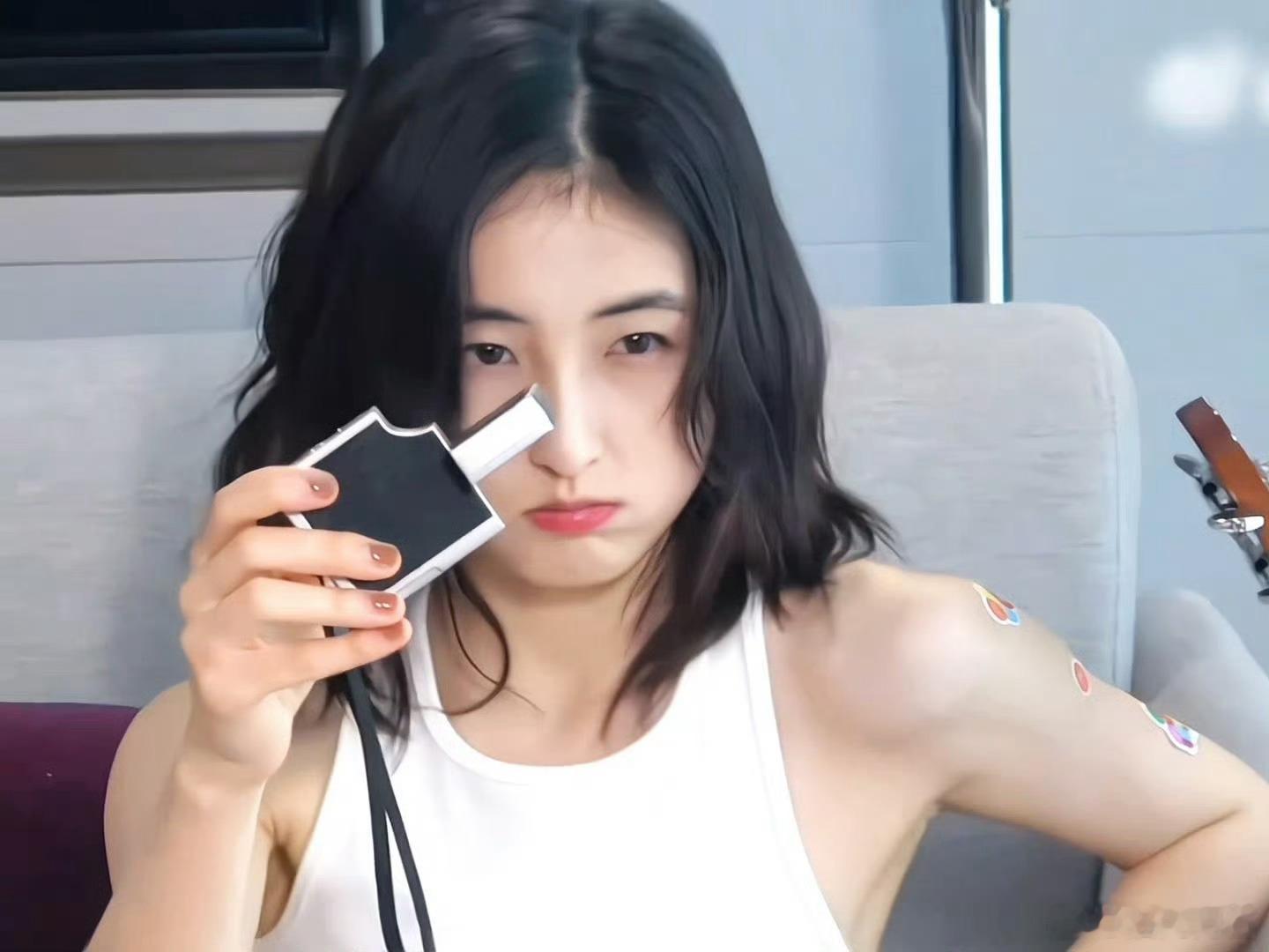 张子枫骂自己是镜头外对表演的较劲，是角色里和自己的撕扯。那些没说出口的“不满意”