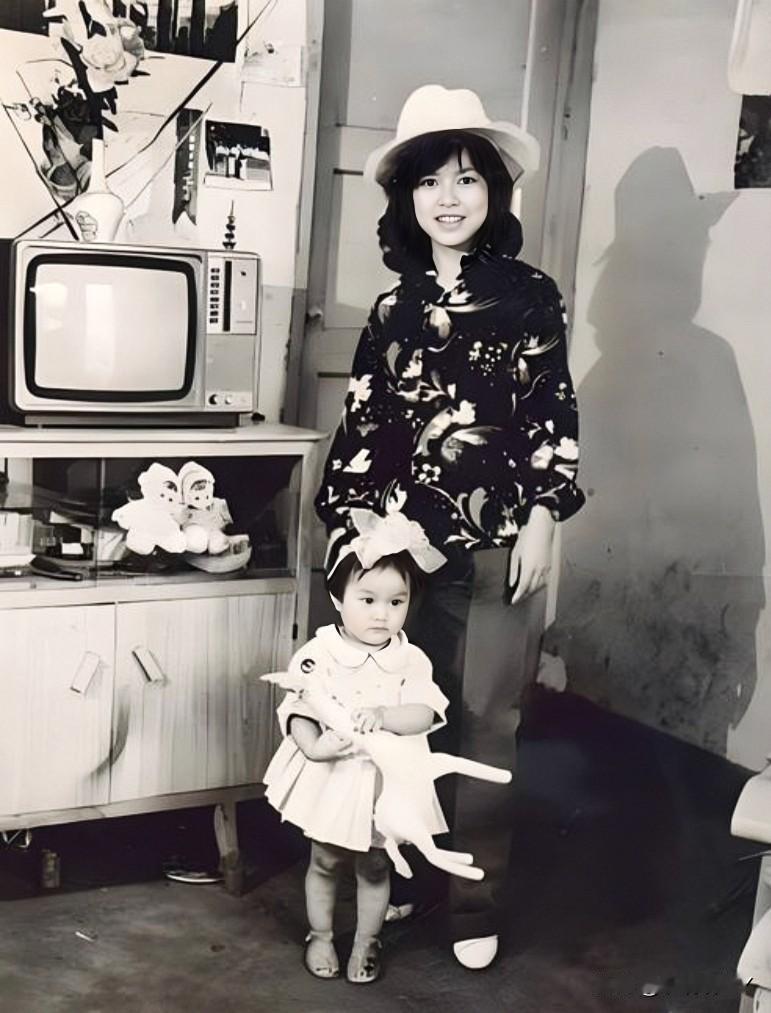 这是王菲小时候与她妈妈在家中的一张合影老照片，拍摄于上世纪70年代初期。从照片中