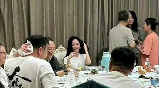 原来明星私下的饭局，都是素颜的状态？​​​