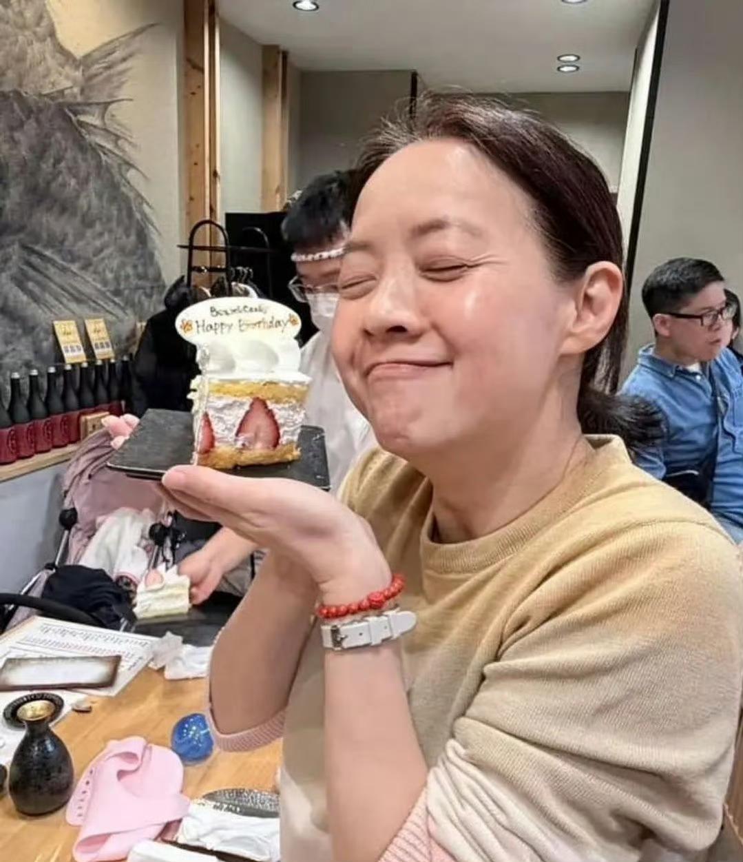 53岁的曾宝仪完全没有容貌焦虑，她发图都不修，坦然接受自然老去，笑的很灿烂，是个