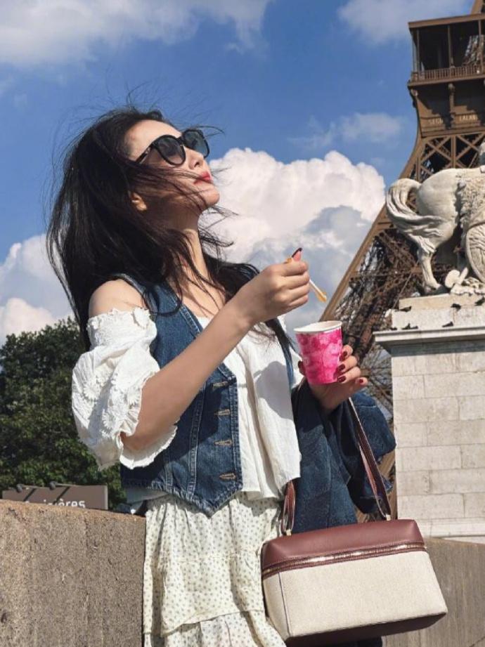 张馨予巴黎街拍炸了！没穿大牌，还敢露笑纹怼镜头！你凑近看她的帆布包，磨起的毛