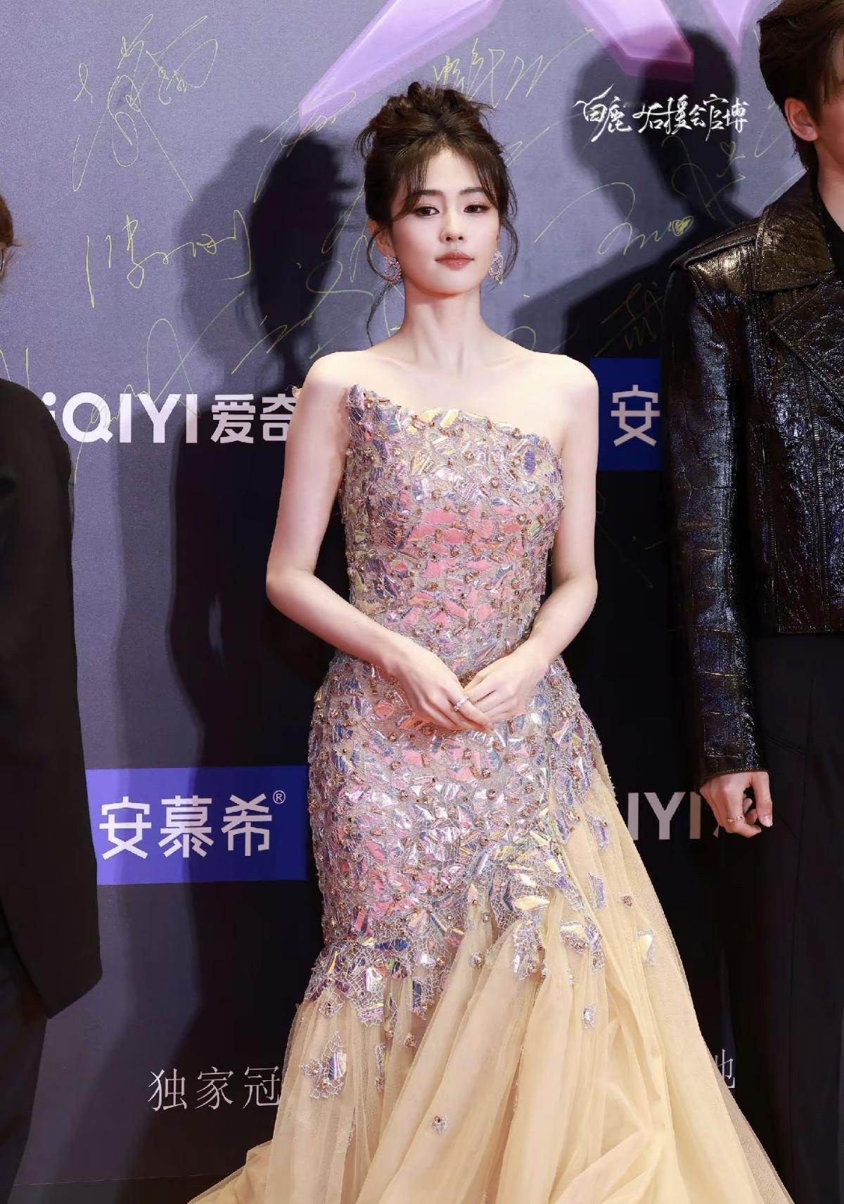 香槟薄纱藏温柔，碎钻光影映佳人[赞]白鹿的这袭人鱼裙，把浪漫具象化到了极致，美得