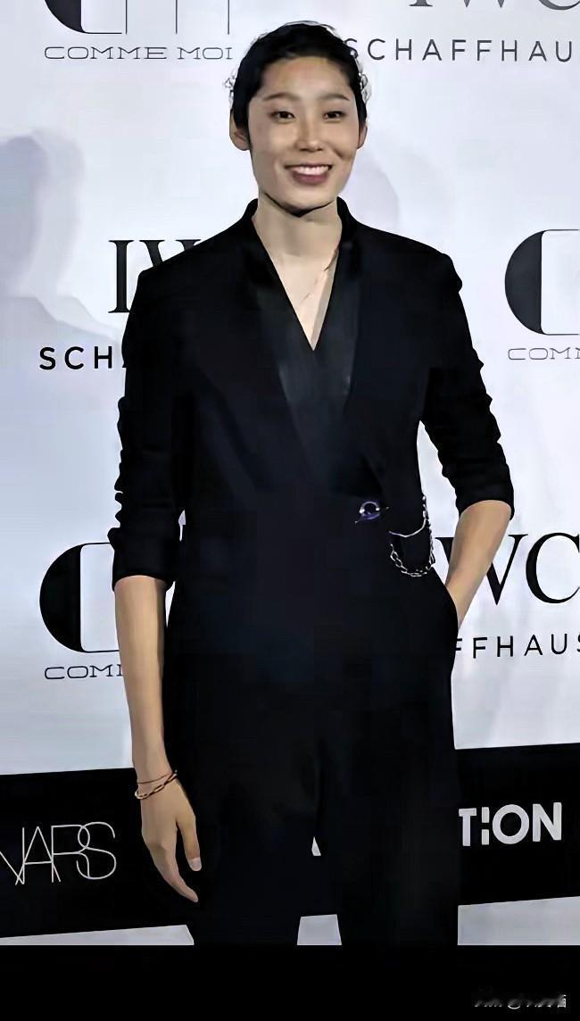 你信吗就凭几万张普普通通的选票，一个已经两年没进国家队的姑娘，把全亚洲排坛